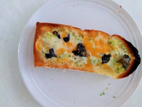 グリーンソースのブロッコリートースト